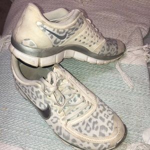 Nike leopard shoes 5.0 Good condition